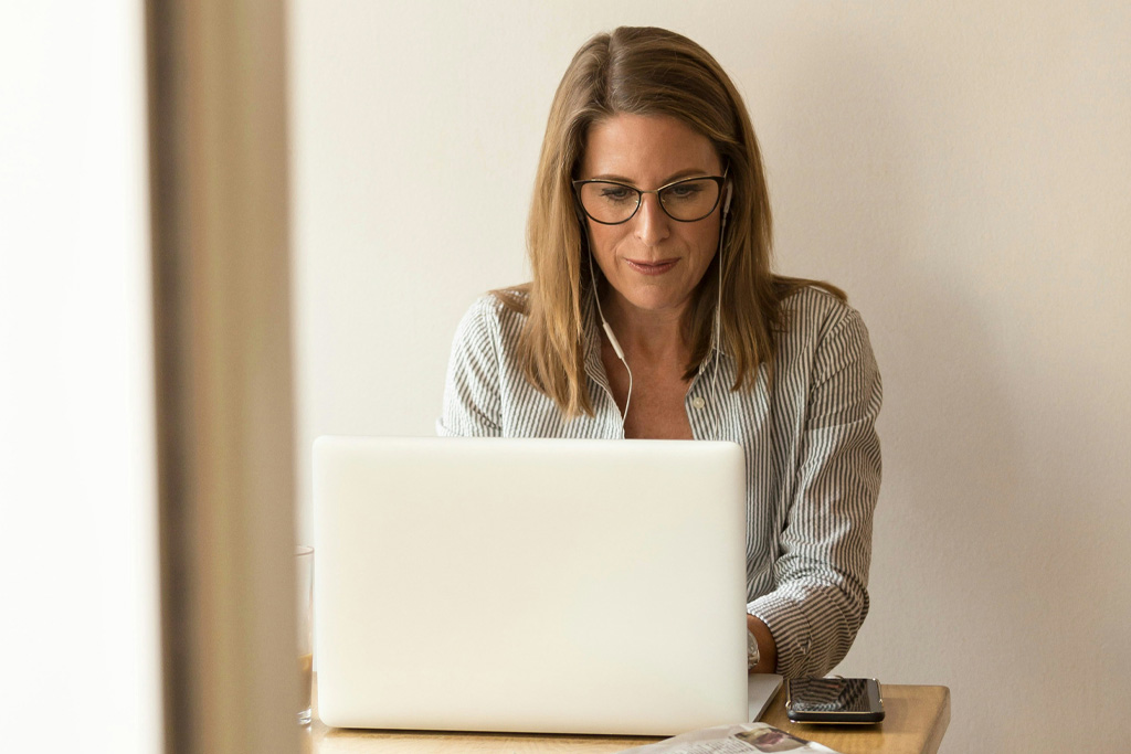 Revisor vid sin dator läser om etiska regler för revision.