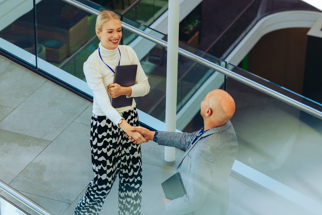 En kommunal revisor skakar hand med en kommunal tjänsteman.