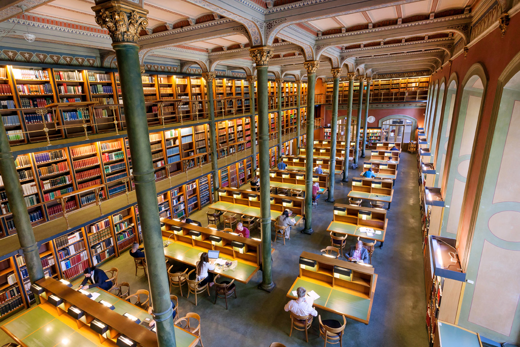 Bild över lässalen i Stockholms Stadsbibliotek.