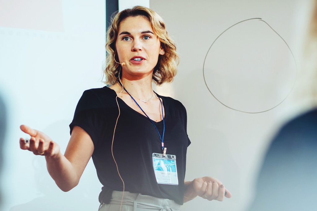 En person håller i en utbildning om verksamhetsrevision.