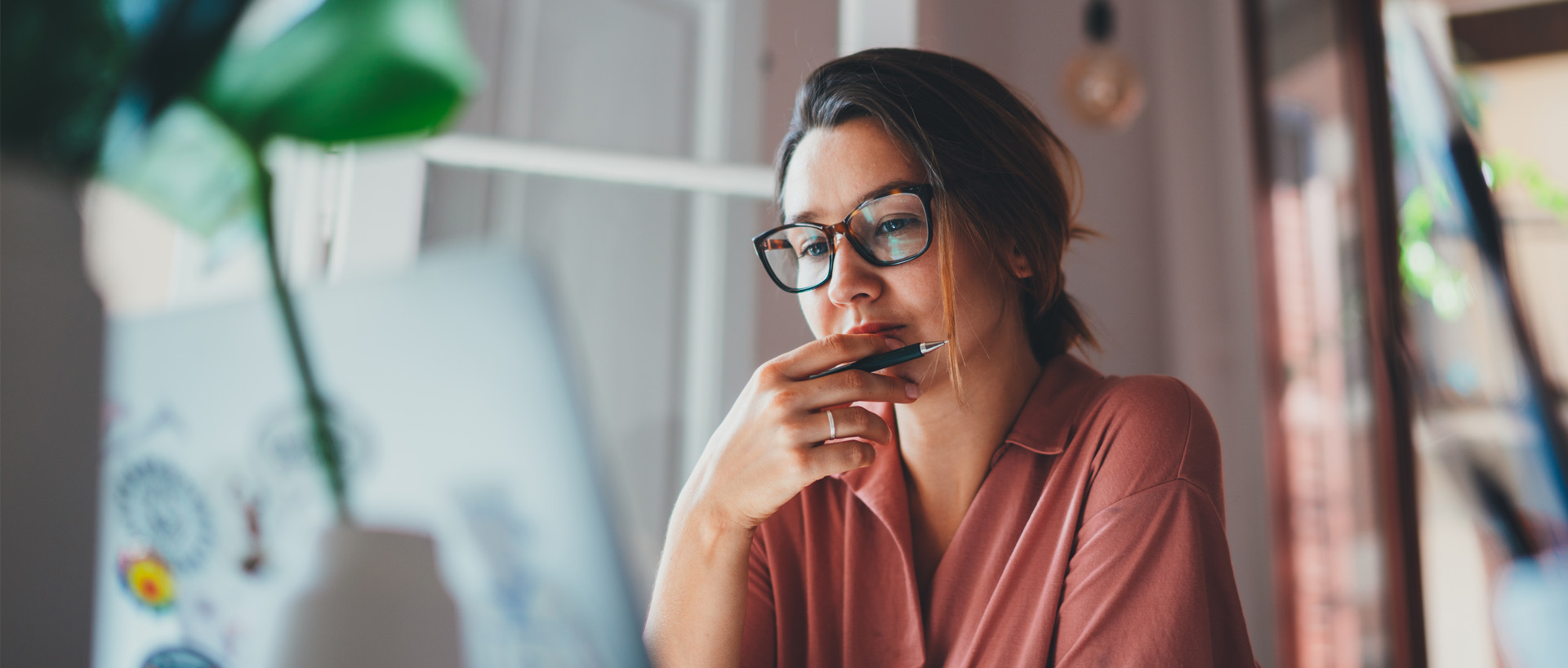 En kommunal revisor vid sin dator, funderar över att bli certifierad.