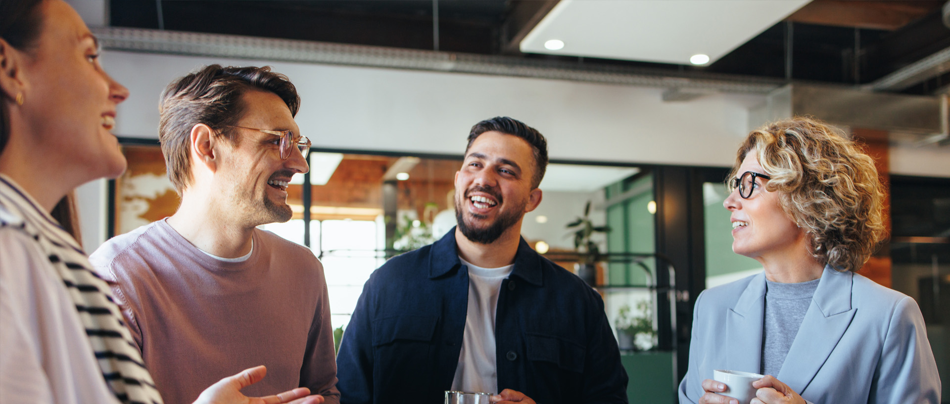 Några kommunala revisorer pratar glatt med varandra över en kafferast.