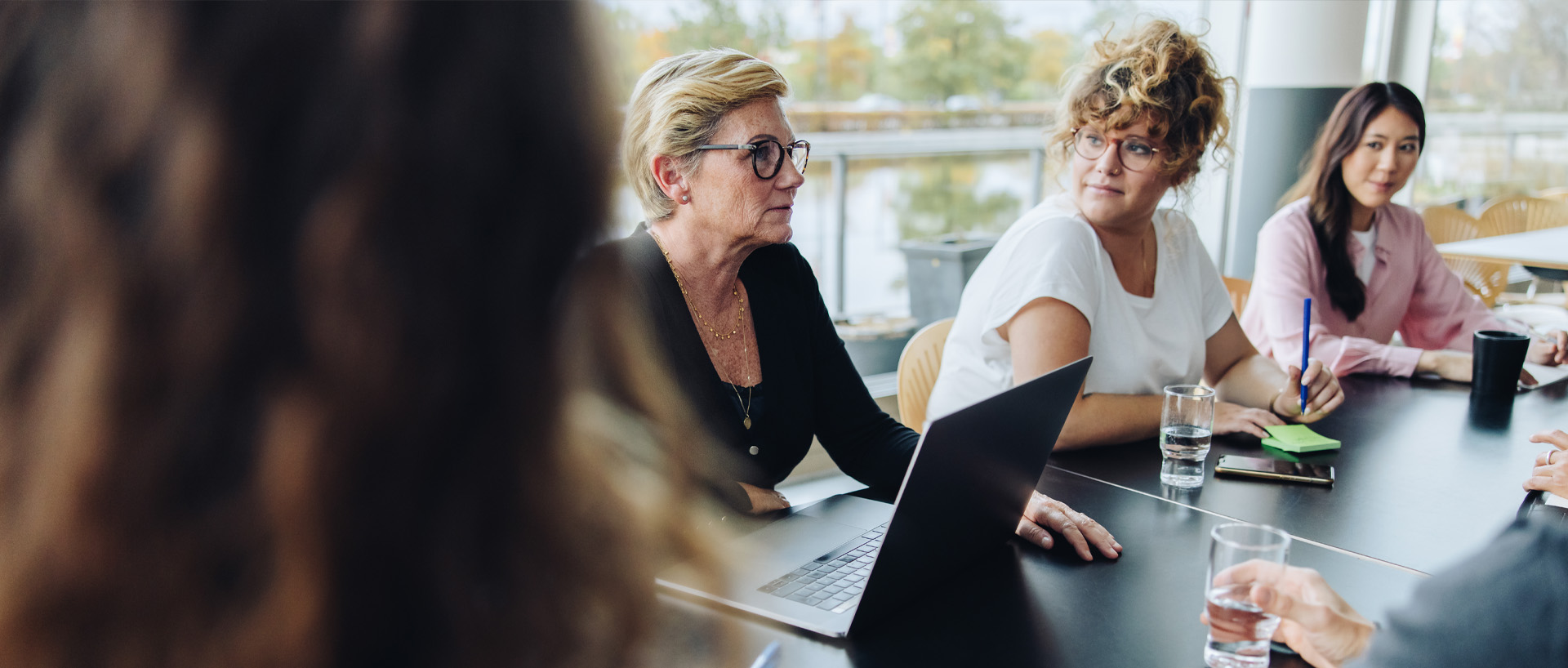 En grupp revisorer vid ett mötesbord diskuterar god sed och etiska regler för branschen.