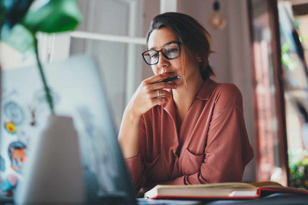 En kommunal revisor utbildar sig för att bli certifierad.