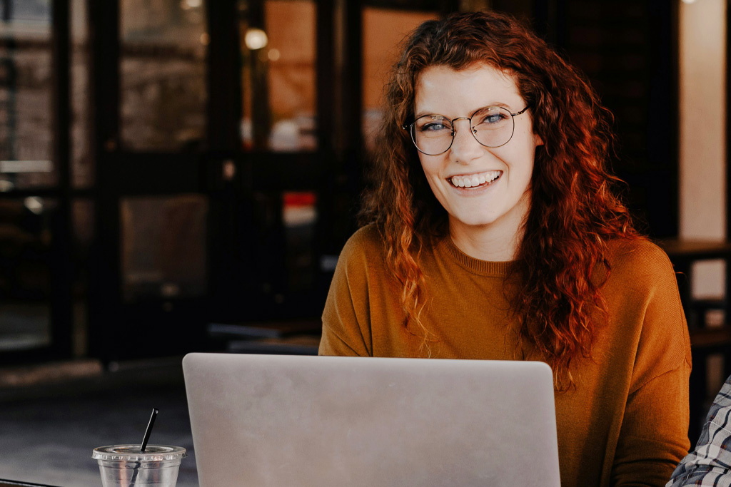 Studerande inom revision och ekonomi är glad över att få en praktikplats hos en av Skyrevs medlemsföretag.