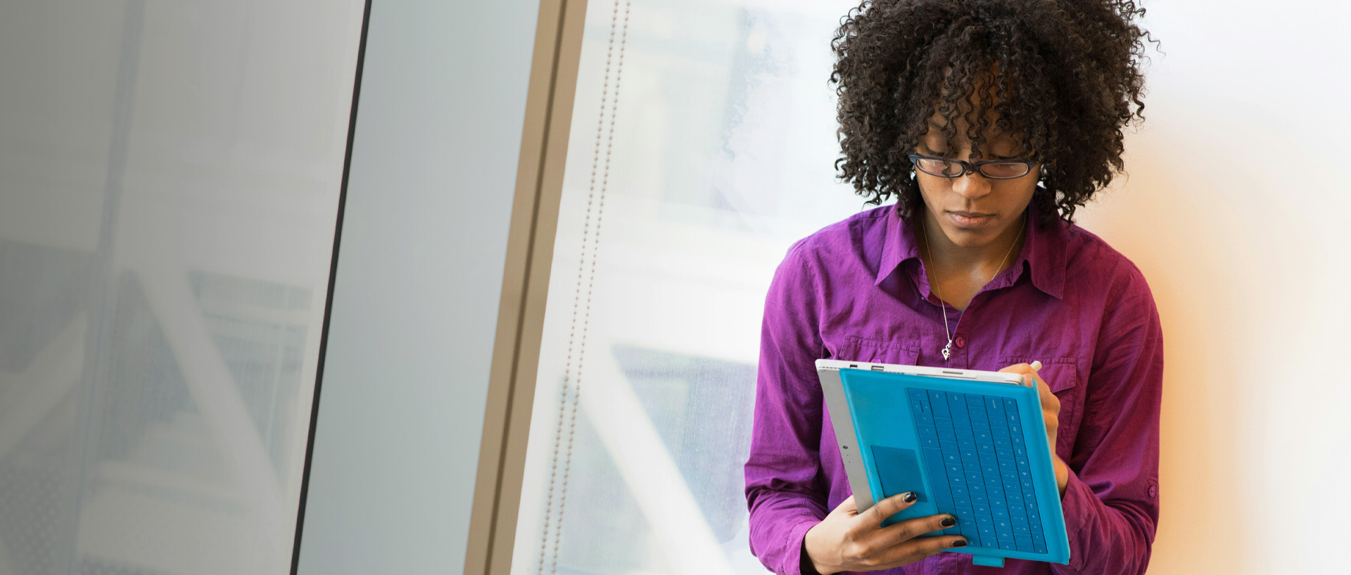 Person sitter vid ett fönster och gör en online-kurs om kommunal räkenskapsrevision.